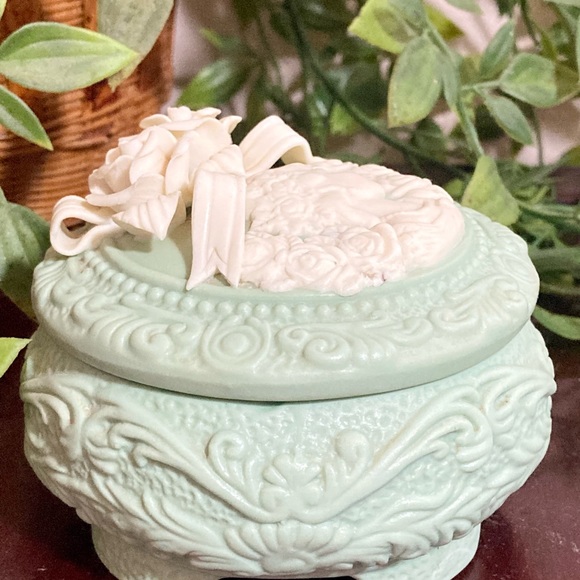 VTG JTS Jasperware - Green & White Cameo Footed Trinket Box - Picture 3 of 10